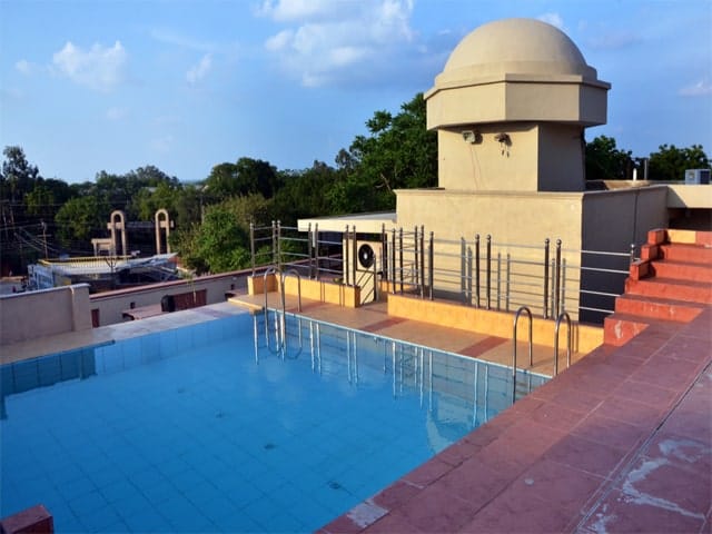 Rooftop swimming pool at Taj Bhoomi by Jivana